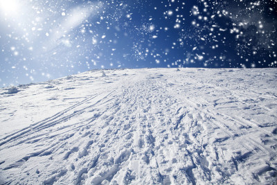 雪山中的山坡
