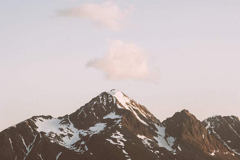 挪威北部山脉景观林根阿尔卑斯风景极简风格的山景