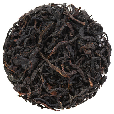 发酵后的紫红茶，在白色上分离成圆形