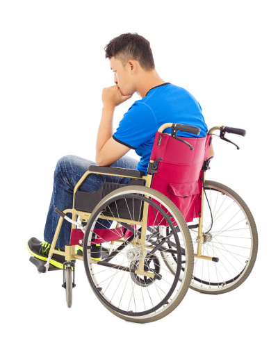 一个坐在轮椅上思考的残疾人