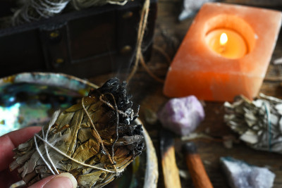 燃烧白色鼠尾草涂抹束