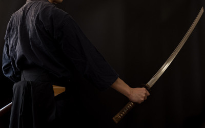 手持武士刀的男子肖像