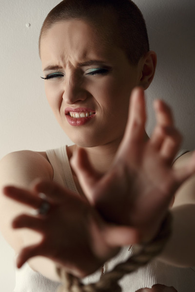 一个双手被绑的沮丧女人的肖像