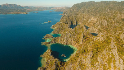 鸟瞰图双礁湖，海，海滩。热带岛屿。Busuanga,菲律宾巴拉望省
