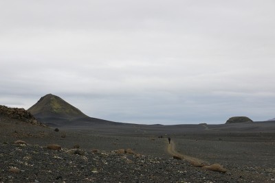 Landmannalaugar徒步。徒步旅行期间的全景。八月的冰岛。