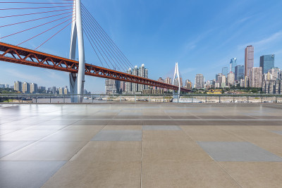 全景天际线和现代商业办公建筑与空的道路，空的混凝土广场地板