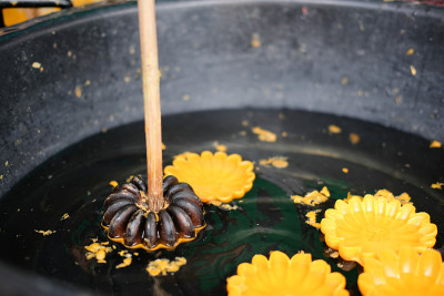 花烛，用来供奉佛祖功德