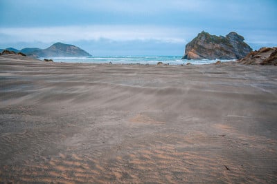 瓦拉里基海滩位于新西兰南岛的最北端