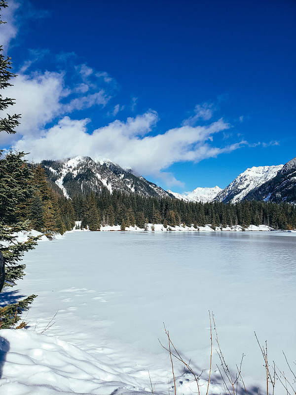 Snohomish pass, lake Gold creek pon