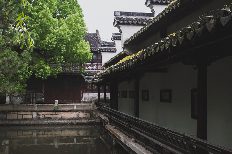 中国嘉兴南湖风景区的传统中式房子