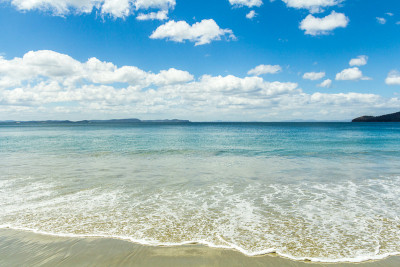 蓝天白沙冒险湾海滩