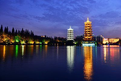 桂林市区杉木湖上的宝塔