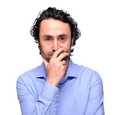 在白色背景上思考的人看着照相机的面部表情