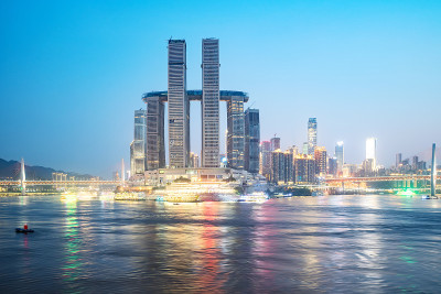 晚上，美丽的城市天际线在中国重庆