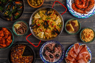 典型的西班牙小吃概念，俯视图。
