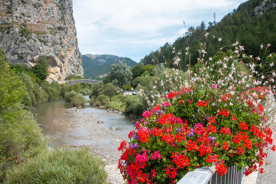 在Castellane, Povence-Alpes-Cote d’azur，人们在一块大岩石附近的