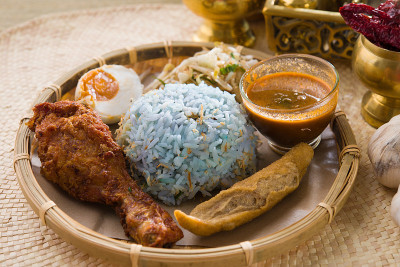 传统的马来西亚食品。米饭kerabu