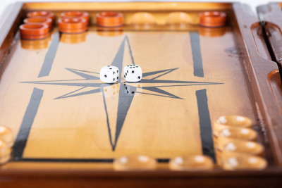 西洋双陆棋棋盘上的骰子和跳棋。