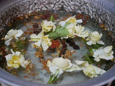 在泰国泼水节期间，盛满神圣姜黄水的大杯(salung)，连同茉莉花和颂皮，金合欢，用于Rod Nam