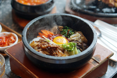 dosot石锅拌饭——韩式混合饭，包括蒸饭，蔬菜，猪肉和煎蛋，放在一个热的石锅里。
