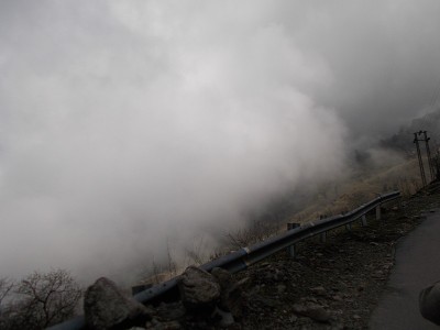 锡金的甘托克山。山和路被雾、雪和云所覆盖。