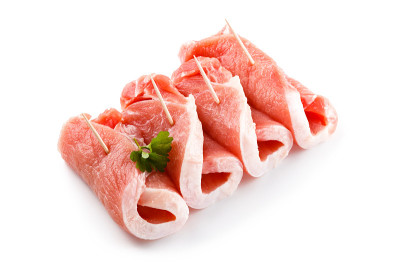 白色背景上的新鲜生猪肉