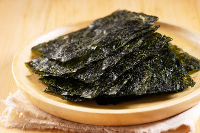 木碟上的脆海草干