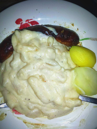 自制晚餐用香肠和煮土豆蘸酱