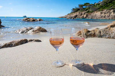 夏日的普罗旺斯，在法国瓦尔省圣特罗佩附近的沙滩上，两杯冷玫瑰酒