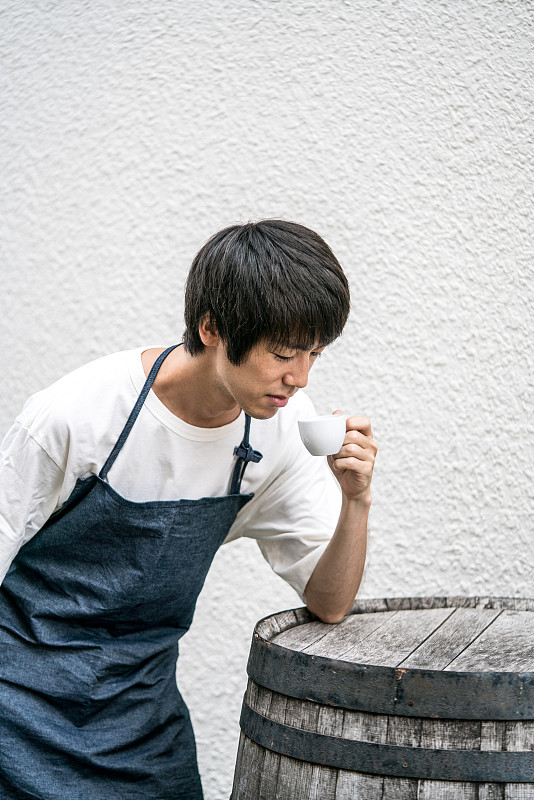 享用咖啡的男人