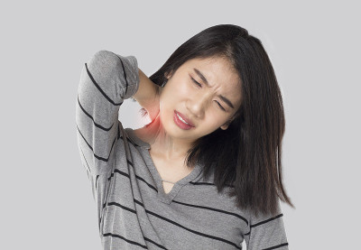 年轻亚洲女性因办公室综合症感到肌肉疼痛