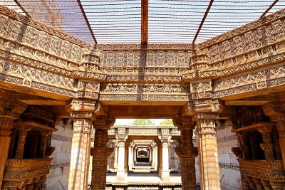 Adalaj stewell是印度古吉拉特邦艾哈迈达巴德附近的Adalaj村的一座印度教建筑。