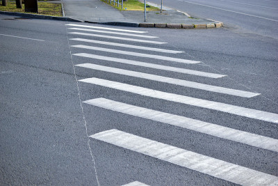 道路标记在柏油人行道上