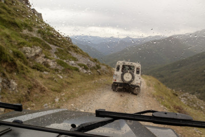 4 × 4远足的山区。