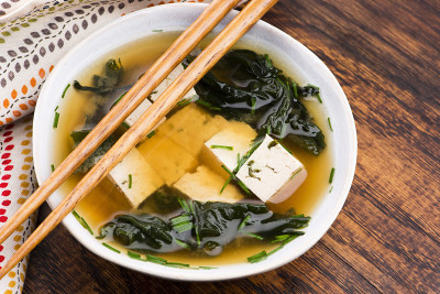 酱汤，日本食物在杯子里