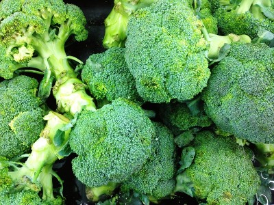 超市货架上出售的新鲜西兰花。