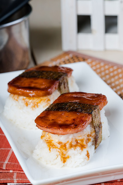 午餐肉是日本一种很受欢迎的小吃和午餐食品