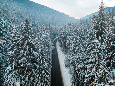 冬季喀尔巴阡山脉道路鸟瞰图