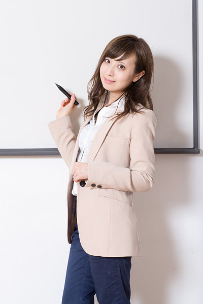 一个在教室里开研讨会的日本女人