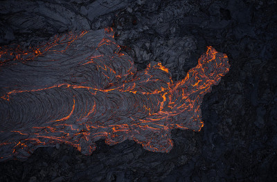 火山熔岩在粗糙的斜坡上流动