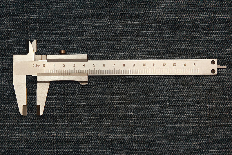 牛仔裤上的工具千分尺