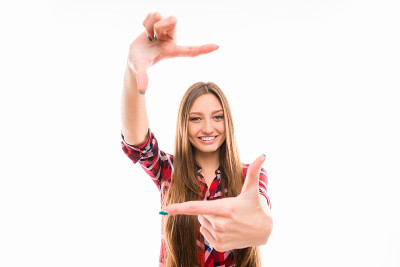 一个用手指做框架的好女孩