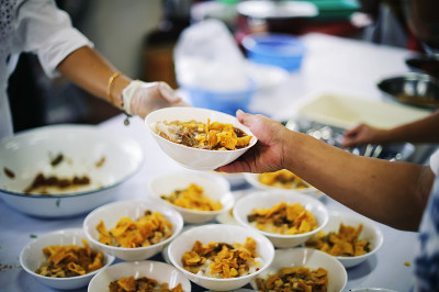 乞丐之手从人类同胞那里接受慈善食物:地球上乞丐问题的概念。
