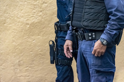 墨西哥瓜纳华托，身着制服、身穿防弹背心的男性警察和警卫