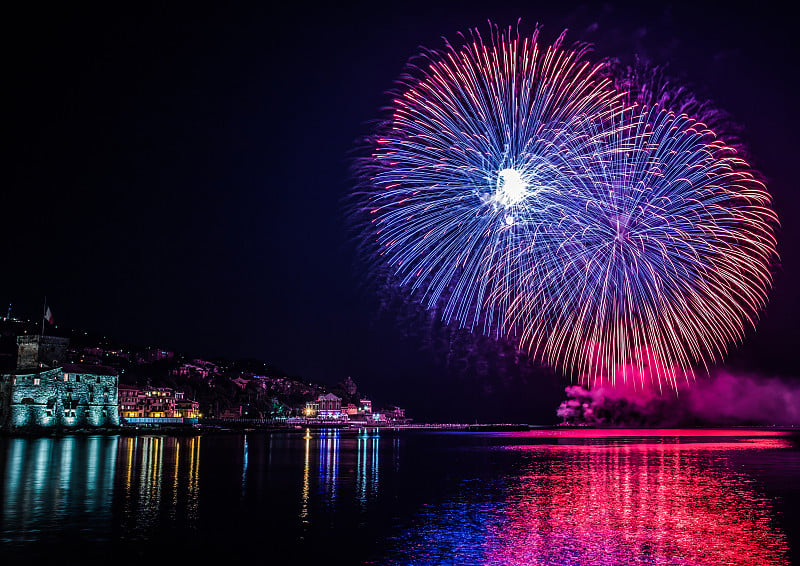 烟花在夜空中飘过海面