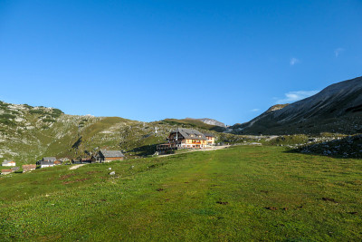 Armentarola -塞内斯小屋，位于意大利白云石高地郁郁葱葱的草地上