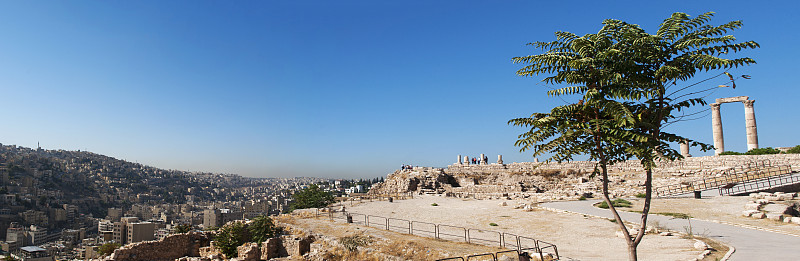 安曼:从安曼城堡(Amman Citadel)顶部俯瞰首都安曼全景，这里是历史和考古遗址，也是城市的