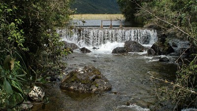 湖上的小水坝