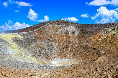 西西里岛里帕里火山岛上的火山口