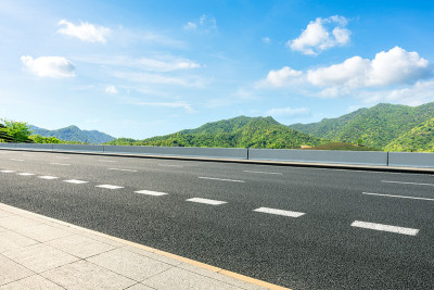 乡村公路和青山自然景观